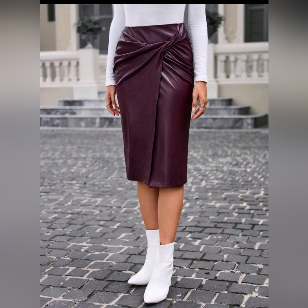 🌸NWOT🌸 Twist Front Retro PU Leather Pencil Skirt. Burgundy. Size: M